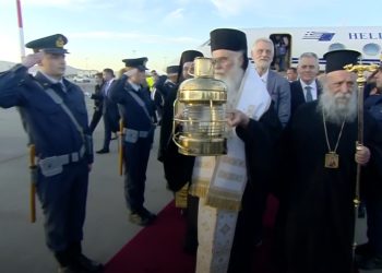 Το Άγιο Φως έφτασε στην Ελλάδα – Έντονη συγκίνηση στη τελετή των Ιεροσολύμων
