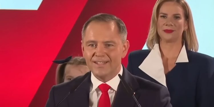 Ο Κάρολ Ναβρόφσκι νέος πρόεδρος της Πολωνίας – Στροφή στην εθνικιστική δεξιά