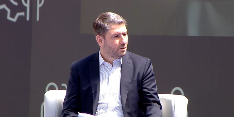 Ανδρουλάκης: Χαμηλοί μισθοί και ακρίβεια διώχνουν τους νέους από την Ελλάδα