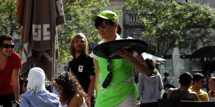 Σαρωτικές αλλαγές στην εργασία: Νέο νομοσχέδιο για ωράριο, υπερωρίες & προσλήψεις