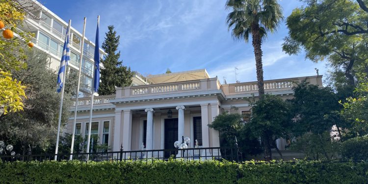 Κυβερνητικές πηγές: Το ΠΑΣΟΚ επιλέγει την οδό της «φτηνής» αντιπολίτευσης στο πεδίο της οικονομίας