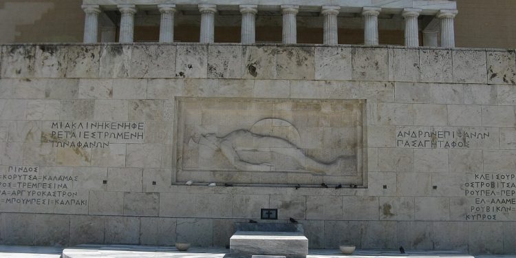 Το Μνημείο του Αγνώστου Στρατιώτη δεν ανήκει σε κανέναν – Ανήκει σε όλους μας