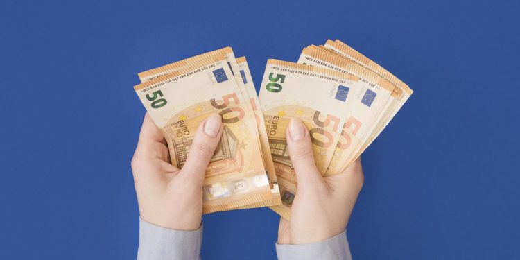 Η Ελλάδα δεύτερη στους χαμηλότερους μισθούς στην ΕΕ το 2024