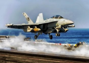 Κλιμακώνεται η ένταση ΗΠΑ – Ιράν: Στρατιωτική κινητικότητα και προειδοποιήσεις για “ολοκληρωτικό πόλεμο”