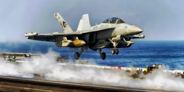 Κλιμακώνεται η ένταση ΗΠΑ – Ιράν: Στρατιωτική κινητικότητα και προειδοποιήσεις για “ολοκληρωτικό πόλεμο”