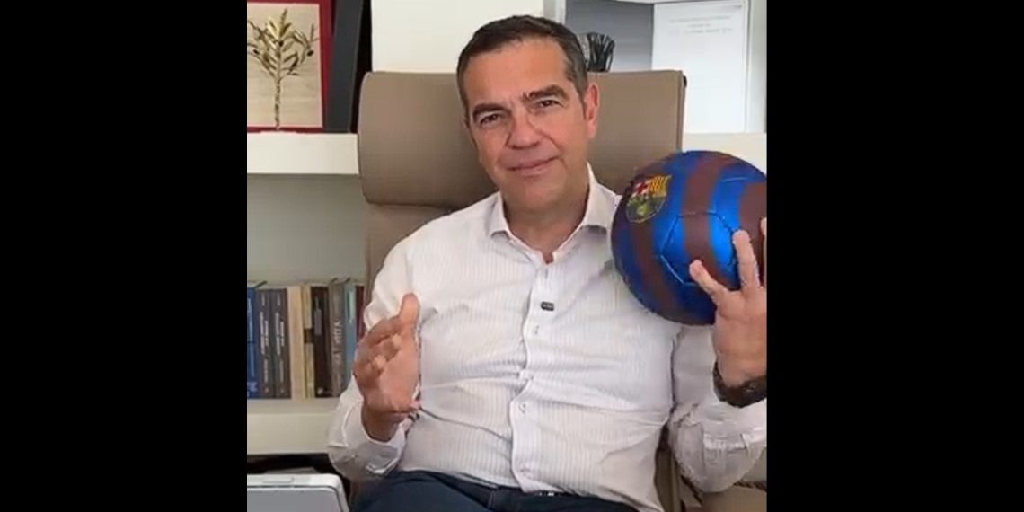 Αλέξης Τσίπρας: Με μπάλα της Μπαρτσελόνα το νέο βίντεο-κάλεσμα για το Θησείο – Οι συμβολισμοί των χρωμάτων