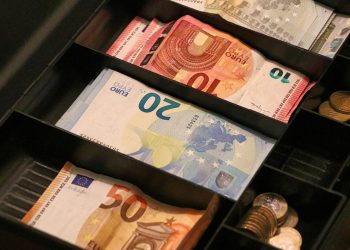 Πρόστιμα 389.339 ευρώ από την Αρχή Ελέγχου Αγοράς για αισχροκέρδεια και προϊόντα-μαϊμού