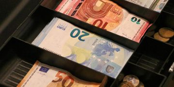 Πρόστιμα 389.339 ευρώ από την Αρχή Ελέγχου Αγοράς για αισχροκέρδεια και προϊόντα-μαϊμού