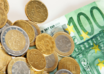Έκτακτη ενίσχυση 150€ ανά παιδί: Πληρώνονται αύριο Τρίτη 1 εκατ. οικογένειες
