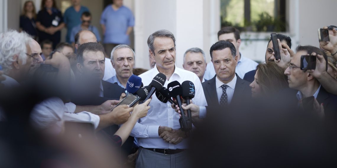 Επίσκεψη Μητσοτάκη στο Ιπποκράτειο μετά τις εμπρηστικές επιθέσεις: «Μηδενική ανοχή στη νέα τρομοκρατία»
