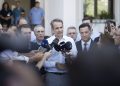 Επίσκεψη Μητσοτάκη στο Ιπποκράτειο μετά τις εμπρηστικές επιθέσεις: «Μηδενική ανοχή στη νέα τρομοκρατία»