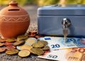 “Κουμπαράς” για κάθε παιδί: Έως 77.000 ευρώ στα 18 με τη συμμετοχή του κράτους
